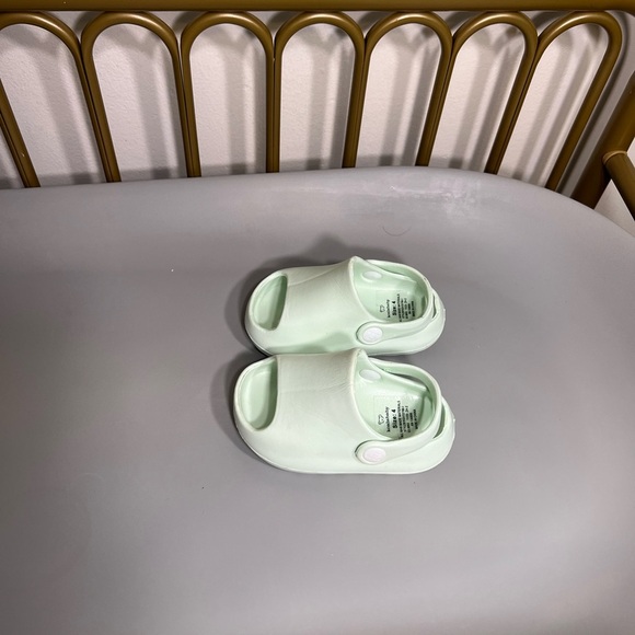 Unisex tNWT size Mint Green toddler Slip-On slide sandal with back no flaws - Picture 2 of 9